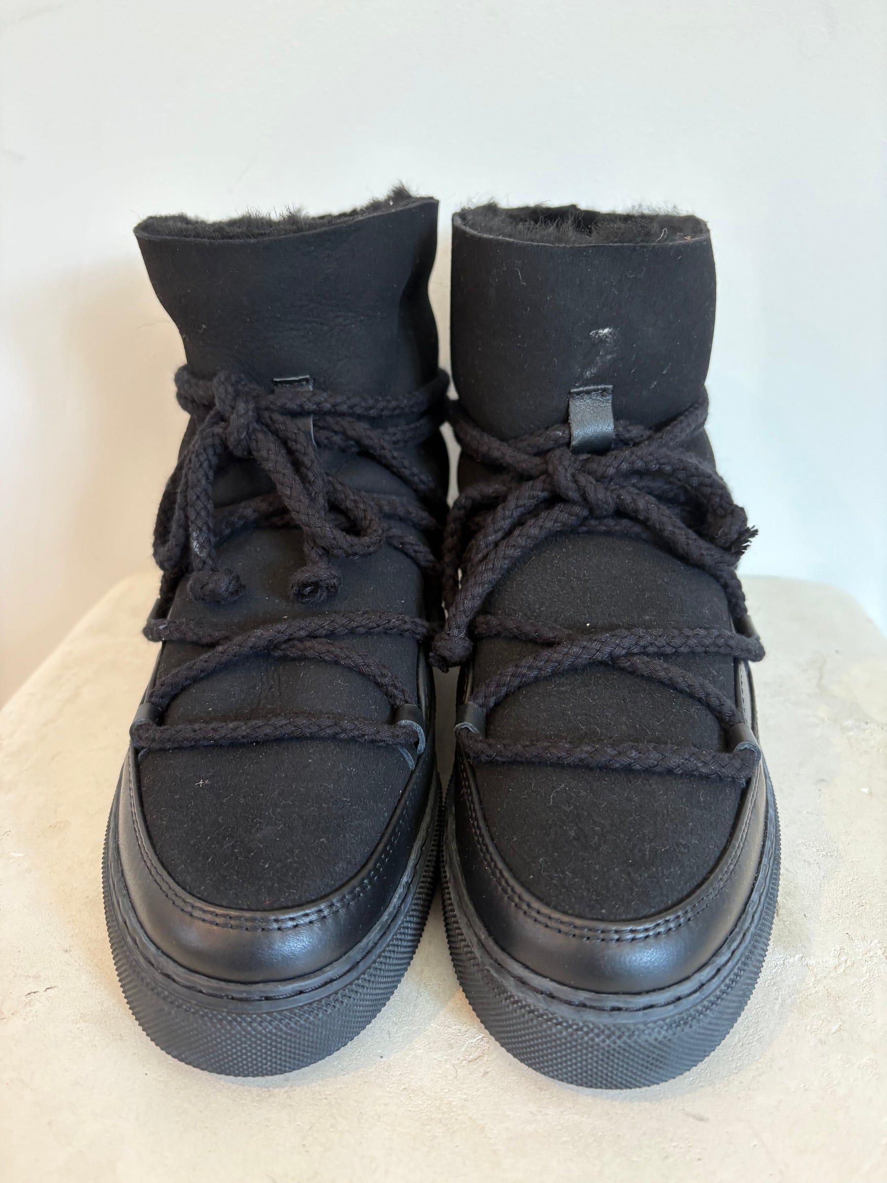INUIKII Black Leather and Shearling Snow Boots, 41