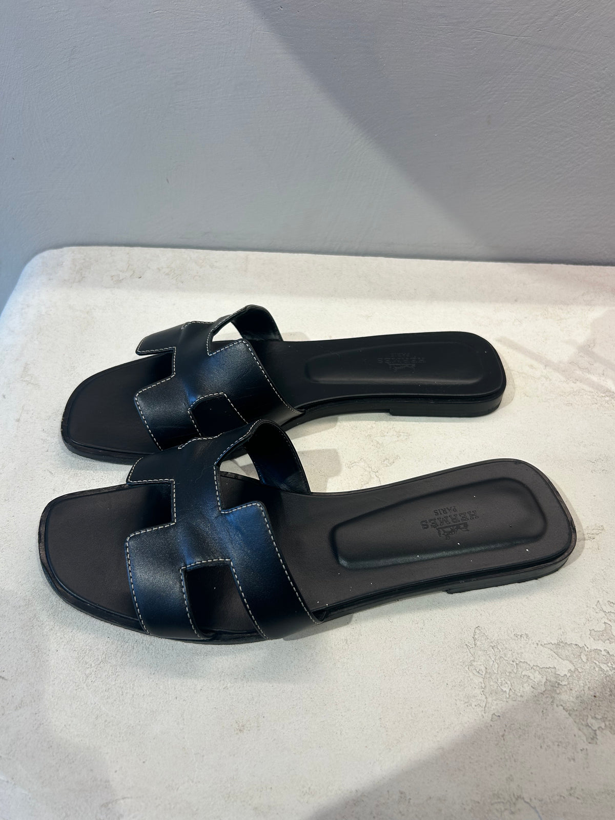 Hermès Black leather Oran Sandals, 40