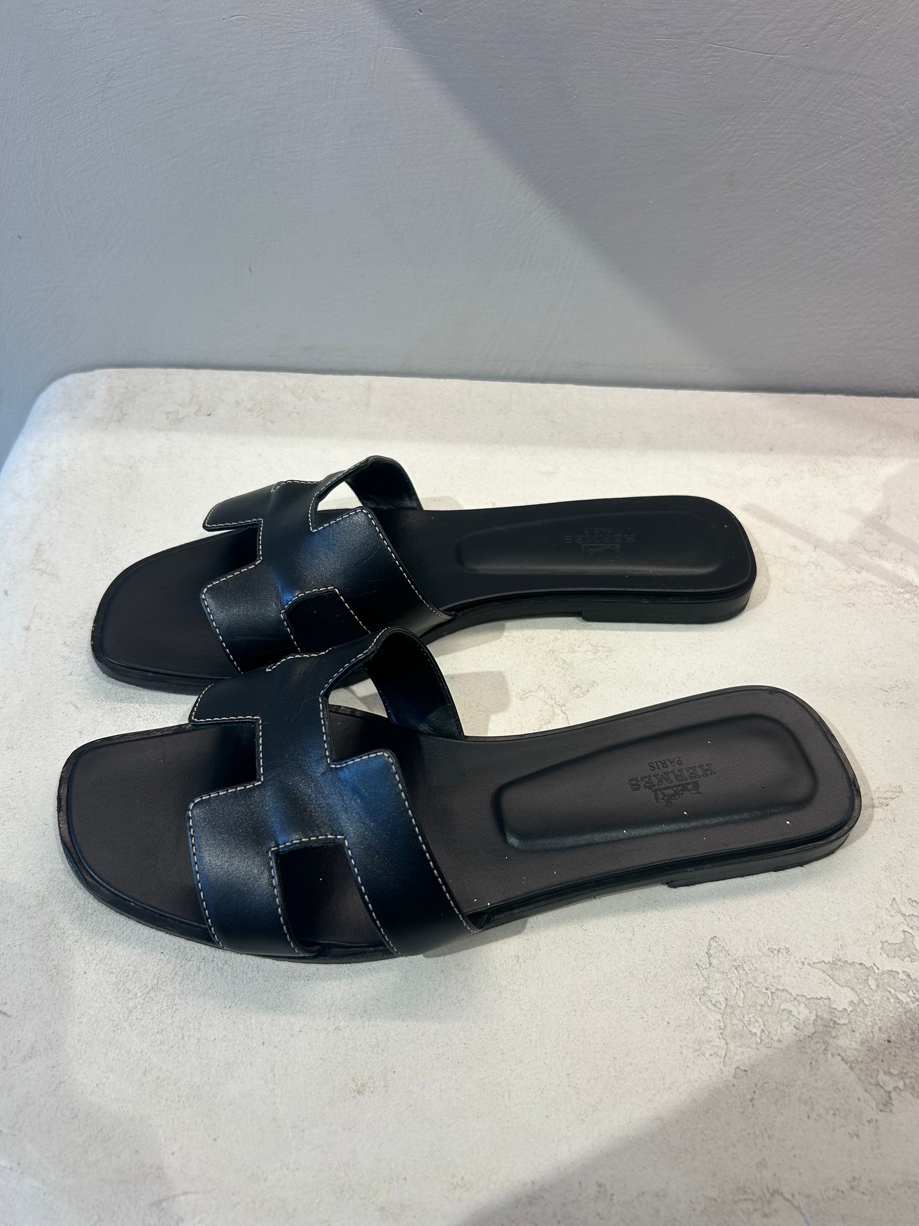 Hermès Black leather Oran Sandals, 40