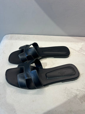 Hermès Black leather Oran Sandals, 40