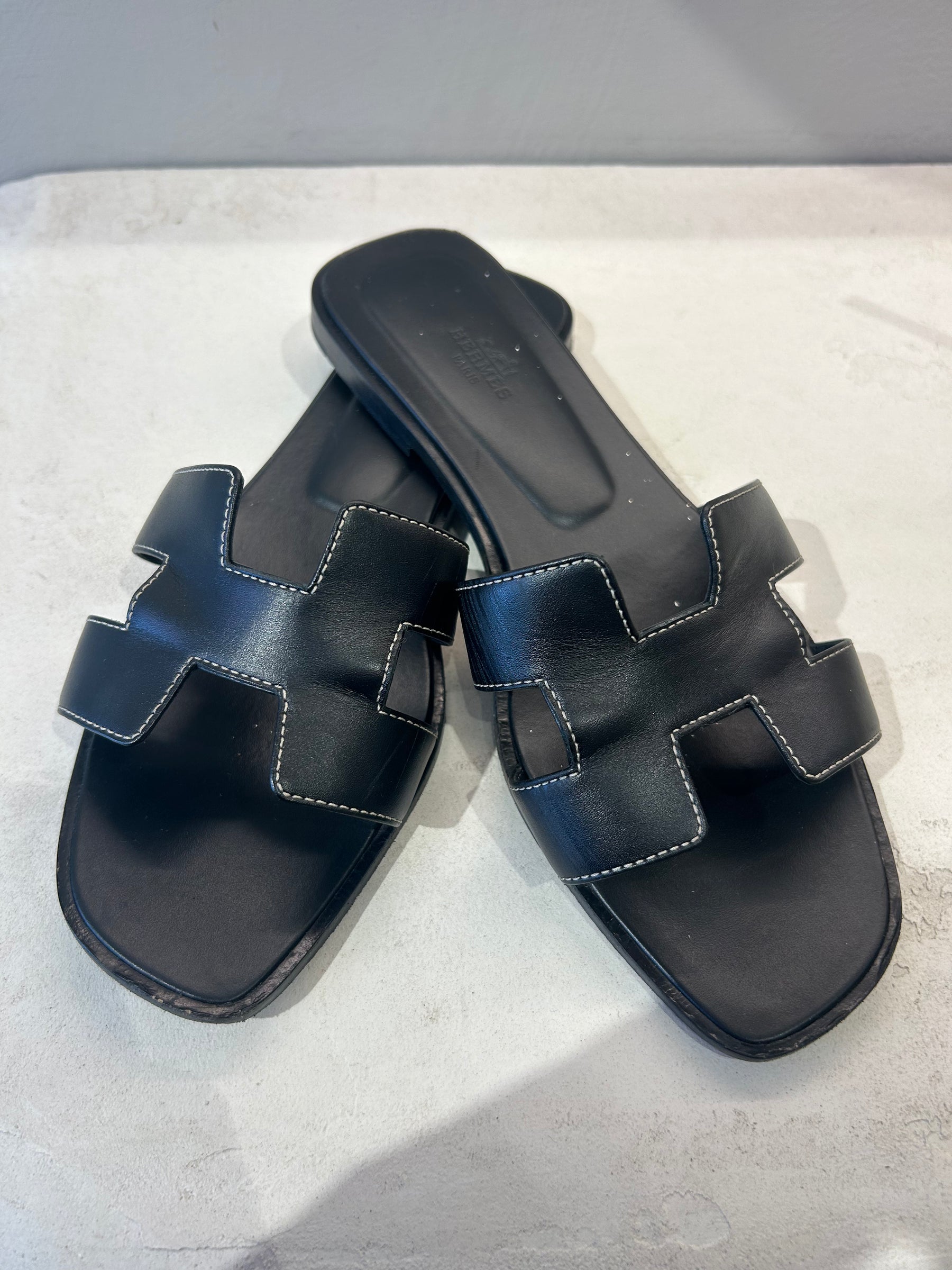 Hermès Black leather Oran Sandals, 40