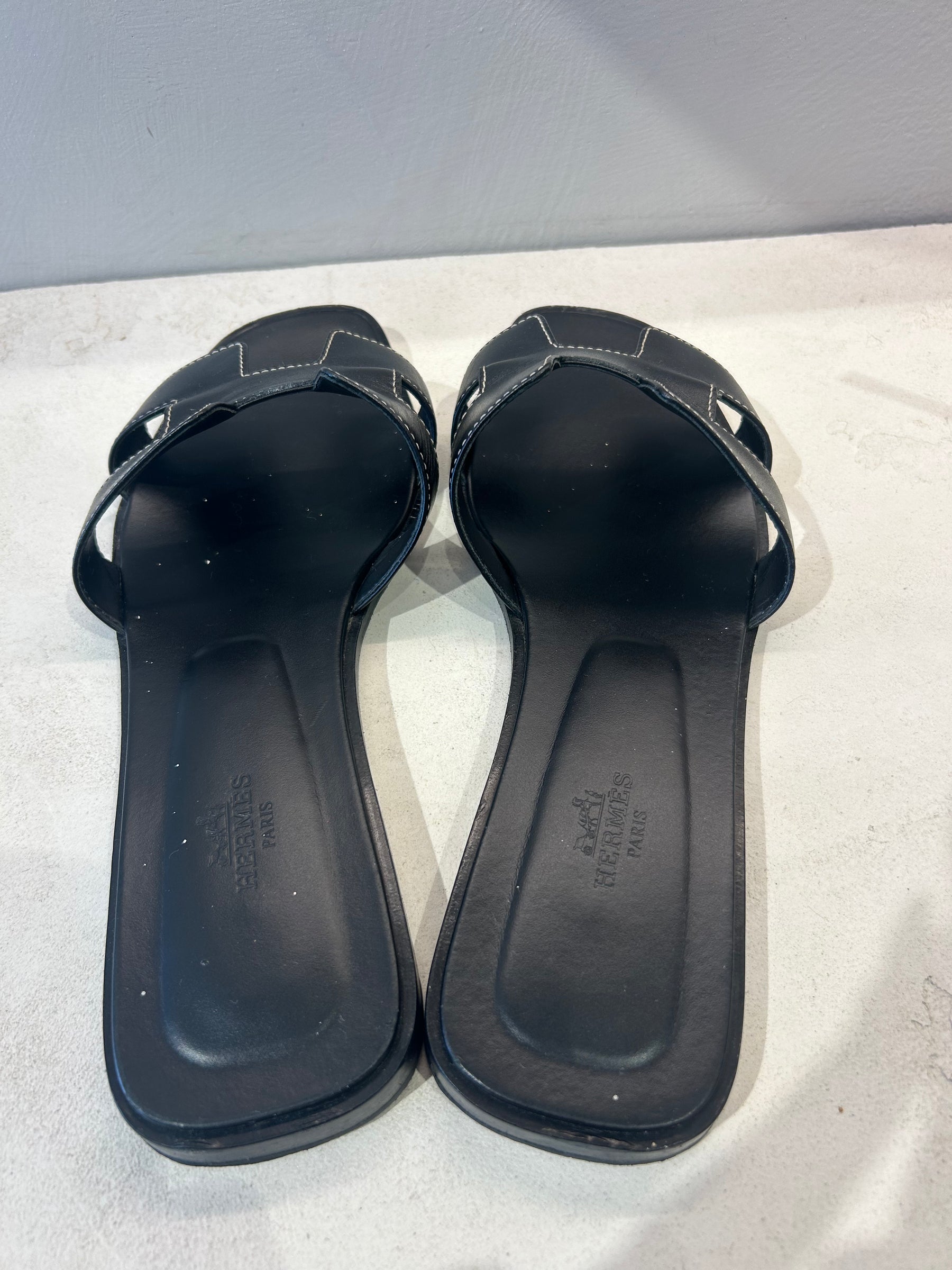 Hermès Black leather Oran Sandals, 40