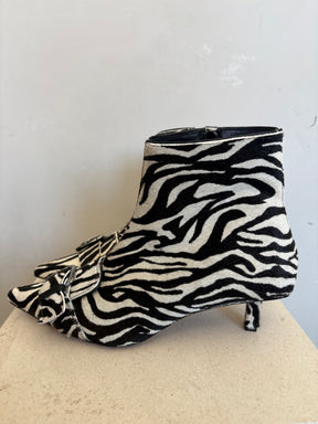 Essentiel Antwerp Ickle Animal Print Booties Black And White, 40