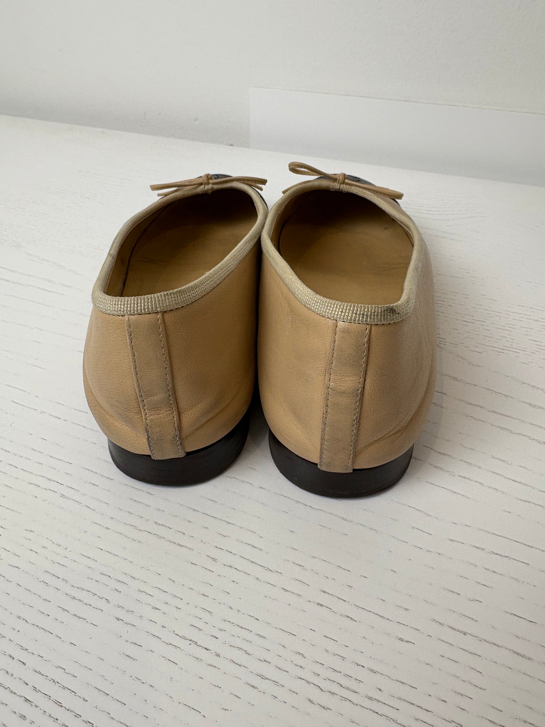 Chanel Beige and Black Leather Ballet Flats, 39