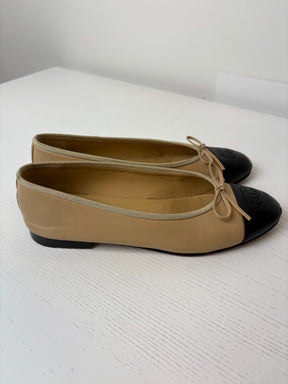 Chanel Beige and Black Leather Ballet Flats, 39