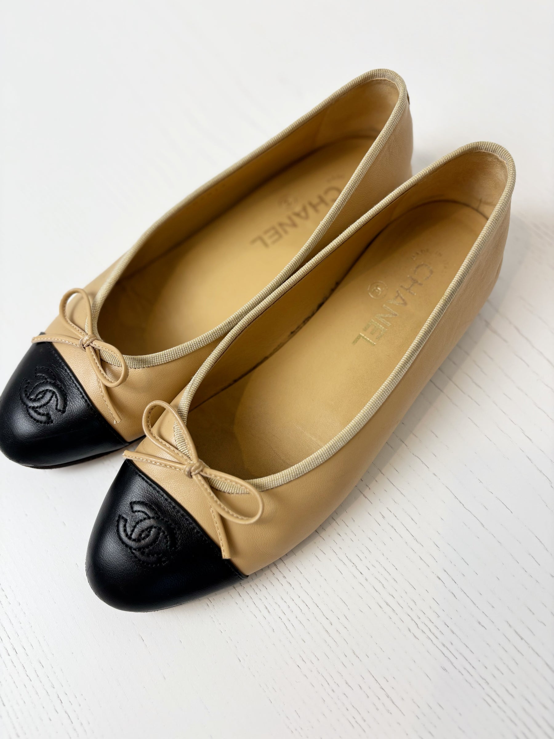 Chanel Beige and Black Leather Ballet Flats, 39