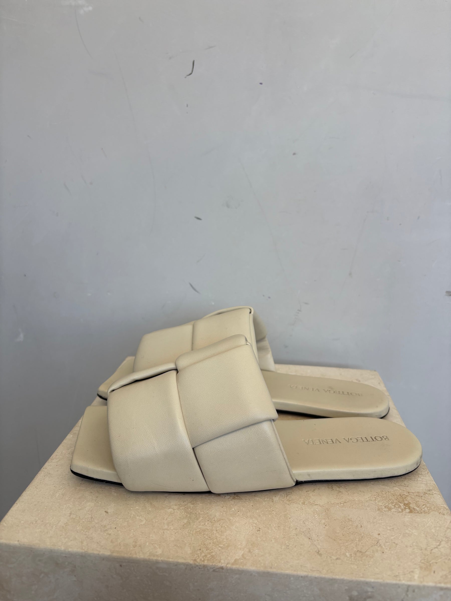Bottega Veneta Lido Flat Woven Sandal, 41